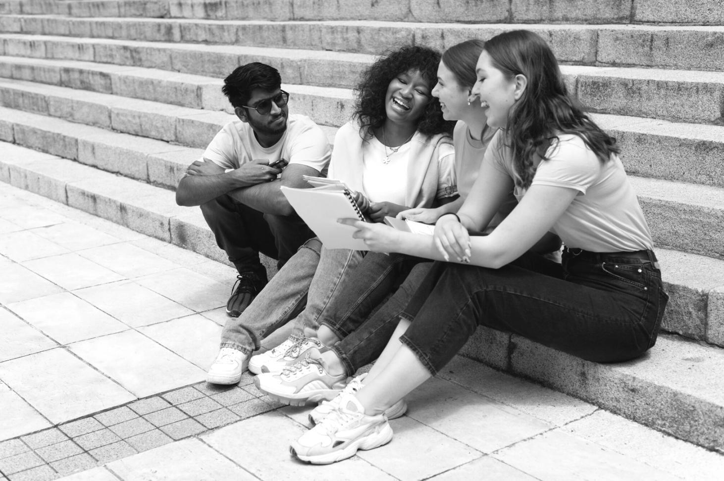 Team bei der Besprechung von Finanzstrategien