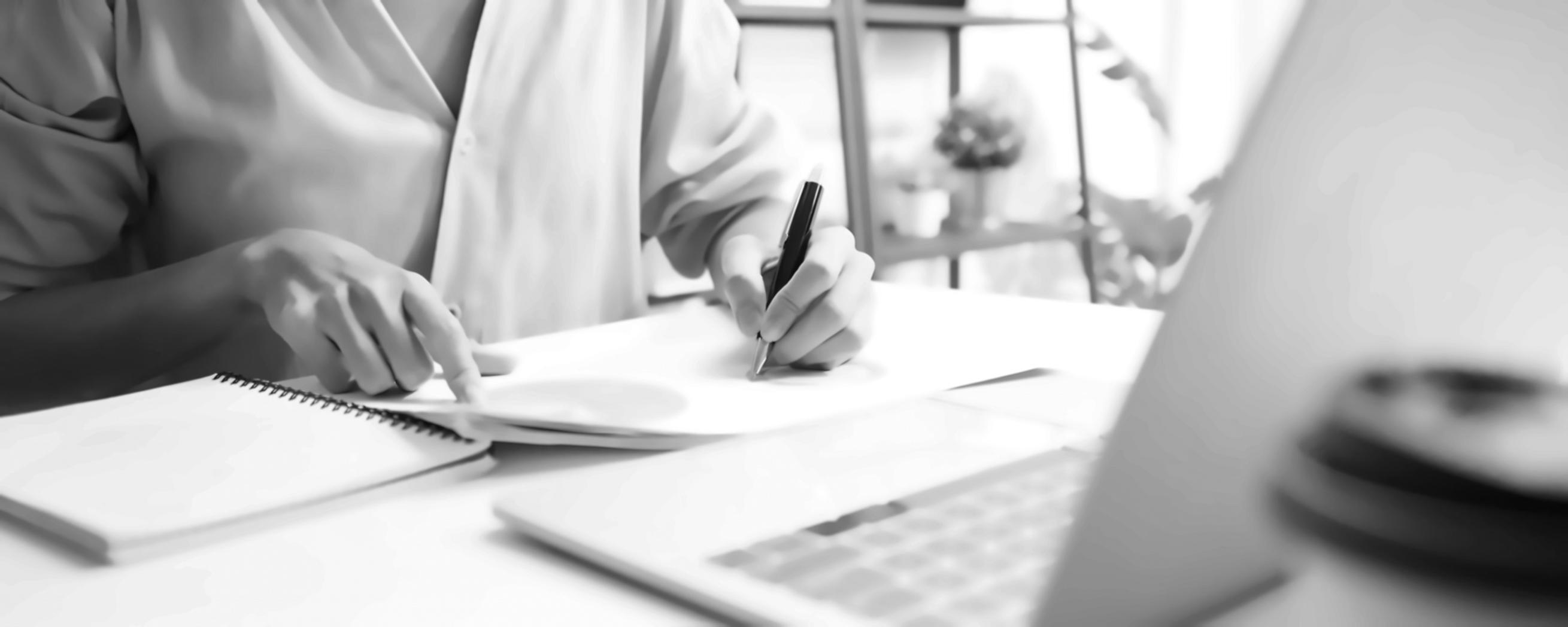 Modernes Büro mit Blick auf Finanzunterlagen und Laptop
