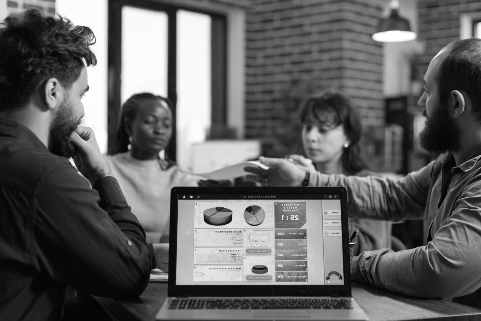 Moderner Arbeitsplatz mit Finanzauswertungen