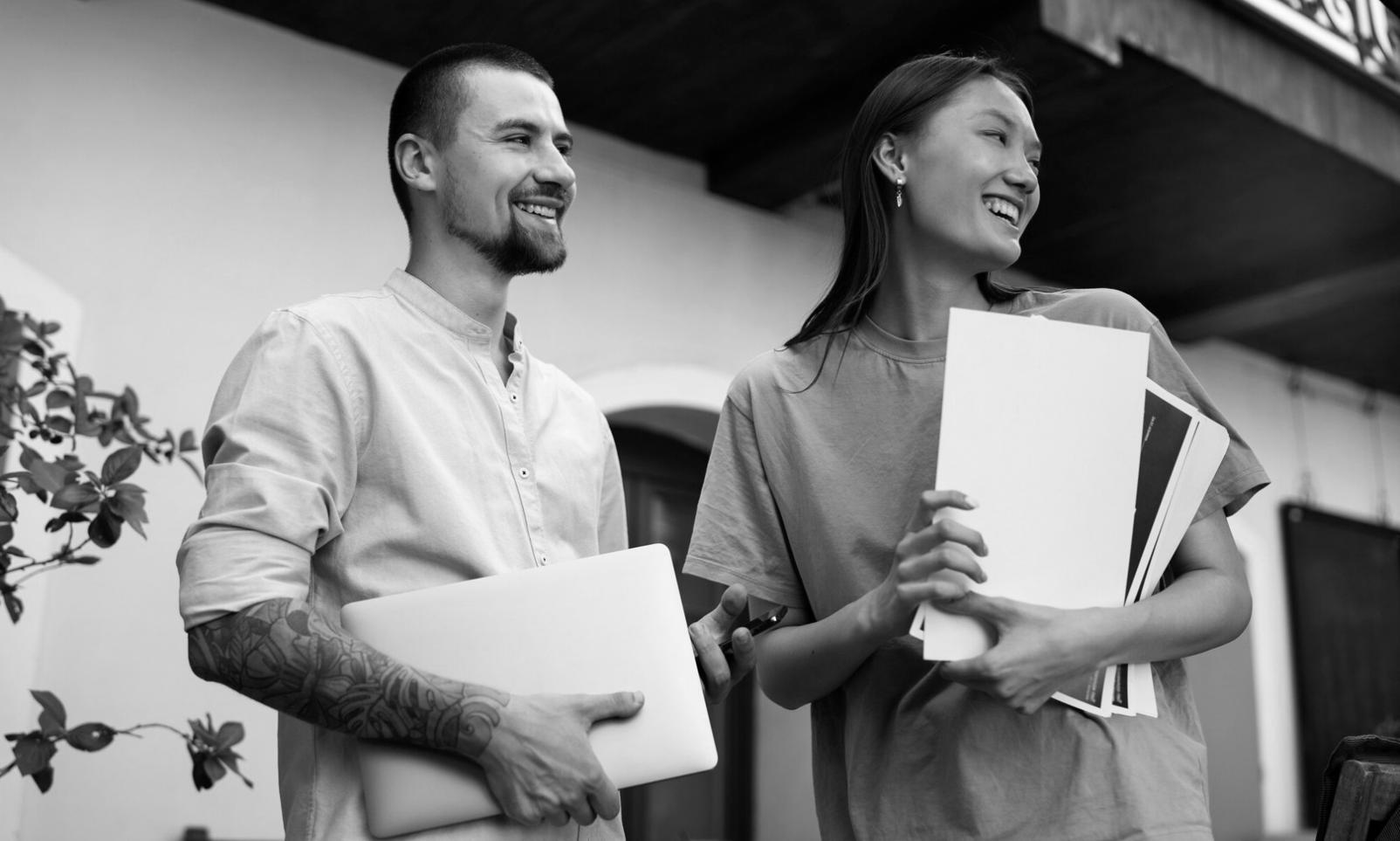 Teilnehmer arbeiten gemeinsam an Finanzplanungsstrategien